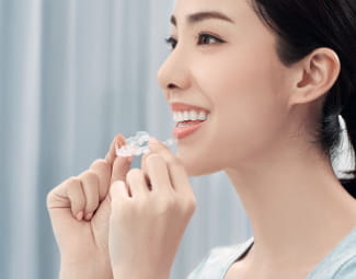 マウスピースを装着する女性