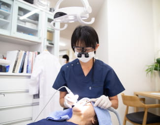 歯の治療をする女性