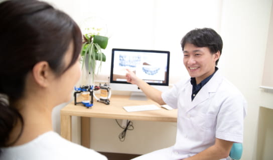 診察中の男性医師