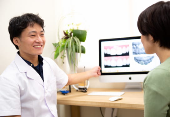 診療中の男性医師