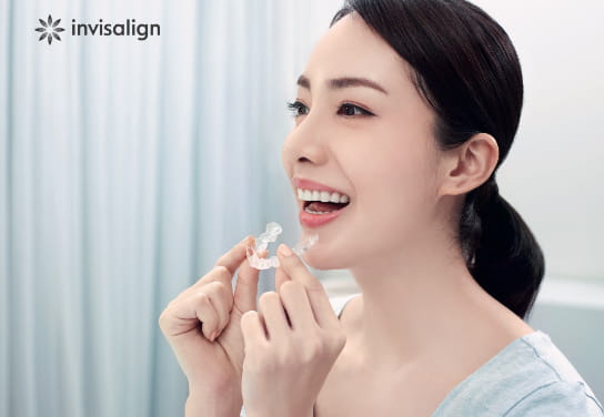 マウスピースを装着する女性