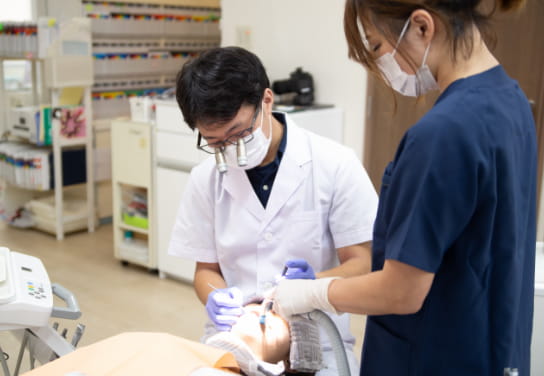 歯の治療を行う男性と女性