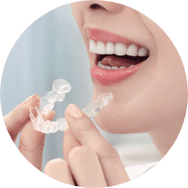 マウスピースを装着する女性