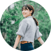 笑顔で散歩する女性