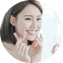 マウスピースを持つ女性