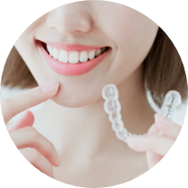 マウスピースを持つ女性