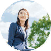 公園でくつろぐ女性