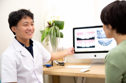 診療中の男性医師