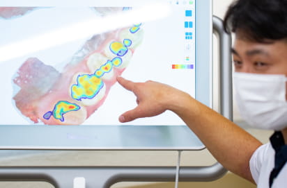 画面を指差す男性