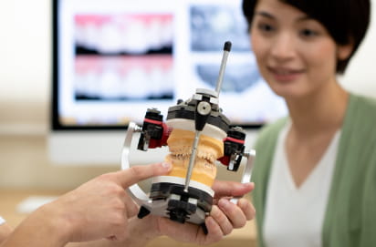 歯列模型を持つ手