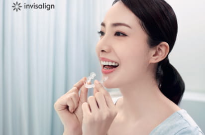 マウスピースを装着する女性