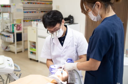 歯の治療を行う男性と女性